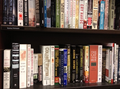 Kill anything...(góc trái phía dưới) trên kệ sách lịch sử tại hiệu sách Barnes & Nobles.